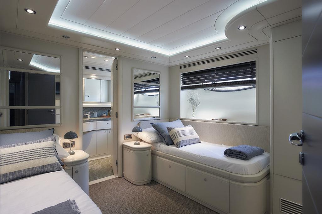 2005 CUSTOM LINE 112' 